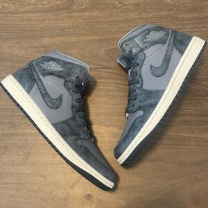 JORDAN 1 Mid (Distressed Smoke Grey)
